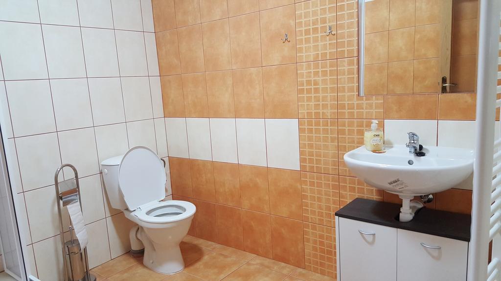 Hotel Penzion Eqilon à Mělník Extérieur photo