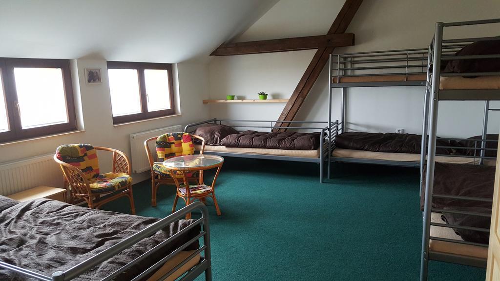 Hotel Penzion Eqilon à Mělník Extérieur photo