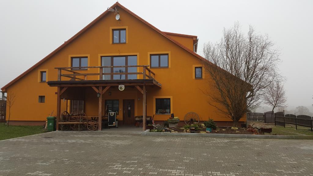 Hotel Penzion Eqilon à Mělník Extérieur photo