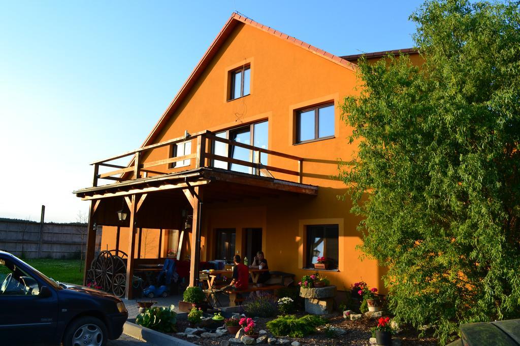 Hotel Penzion Eqilon à Mělník Extérieur photo