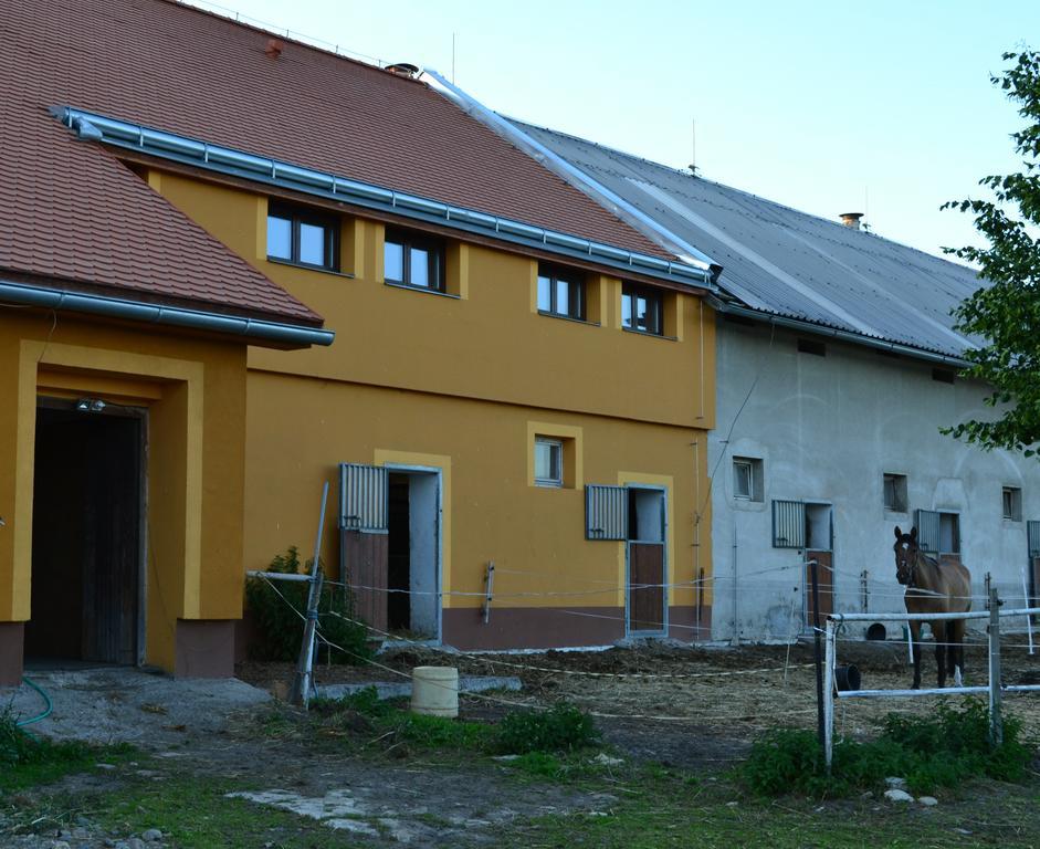 Hotel Penzion Eqilon à Mělník Extérieur photo