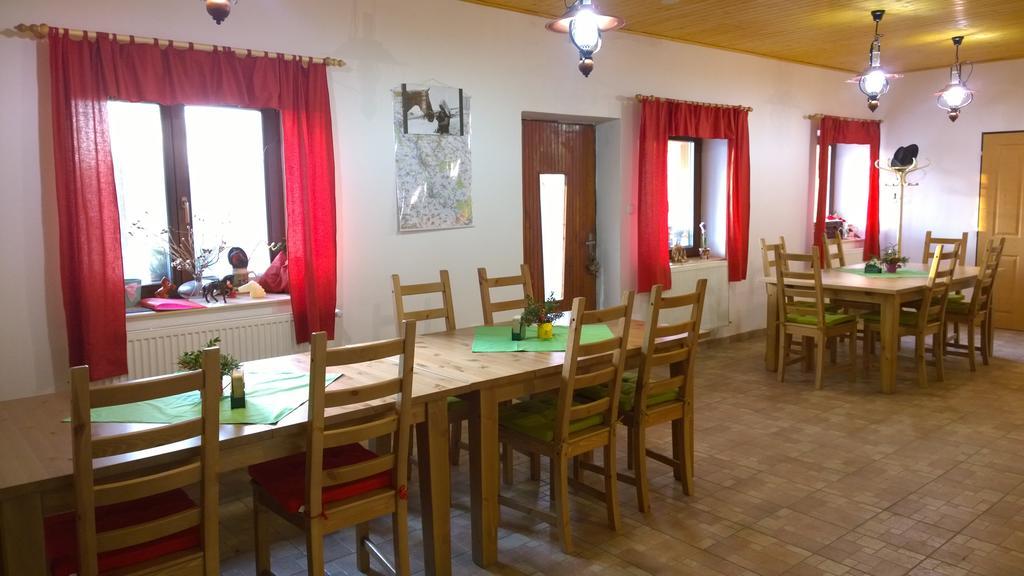 Hotel Penzion Eqilon à Mělník Extérieur photo
