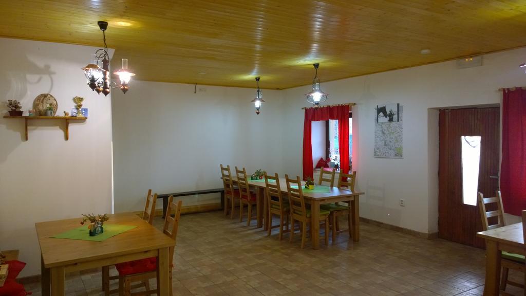 Hotel Penzion Eqilon à Mělník Extérieur photo