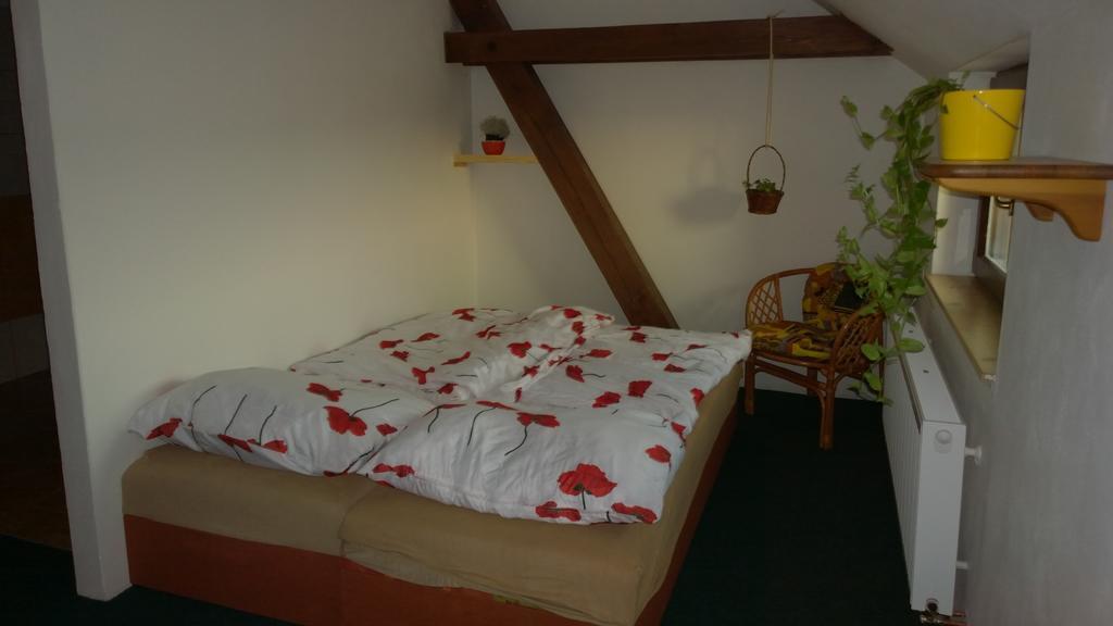 Hotel Penzion Eqilon à Mělník Extérieur photo