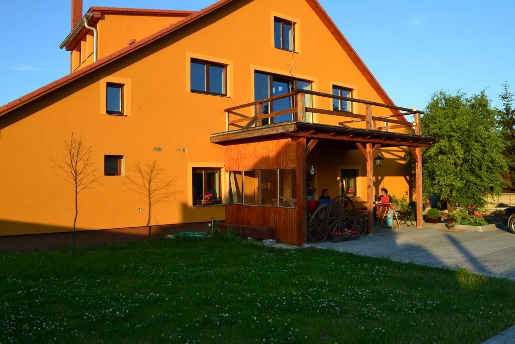 Hotel Penzion Eqilon à Mělník Extérieur photo